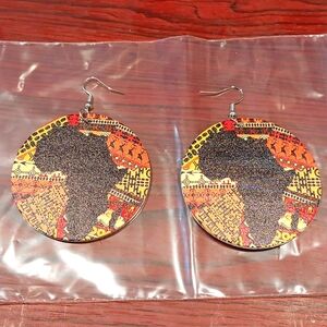 This is an African jewelry set comprising a 3 in 1 beaded  Africa Print Earrings